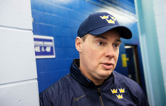 Förbundskaptenen Rikard Grönborg på Sveriges träning