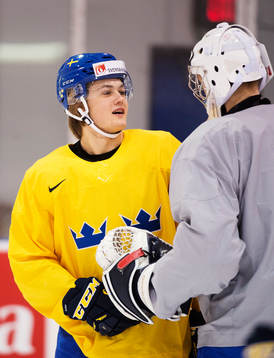 William Nylander och målvakten Linus Söderström på