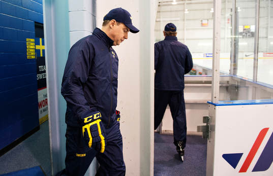 Förbundskaptenen Rikard Grönborg på väg ut till