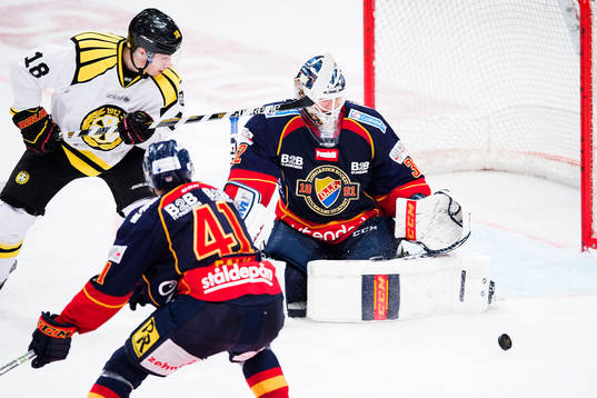 Brynäs Anton Rödin framför Djurgårdens målvakt Mikael