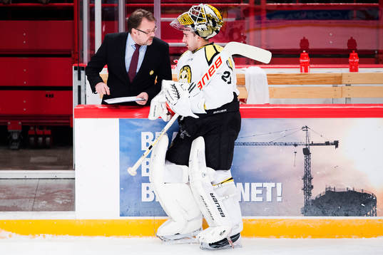 Brynäs målvaktstränare Per-Erik Alcén diskuterar med