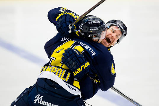 s Chris Campoli och Teemu Laine jublar