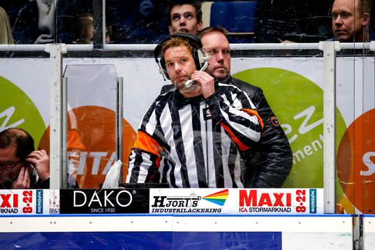 Patrik Sjöberg, domare ringer för videogranskning