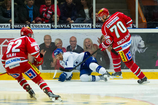 Modos Radek Smolenak tacklar Leksands Robin Gartner