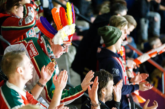 Frölundas supporter i indianskrud jublar