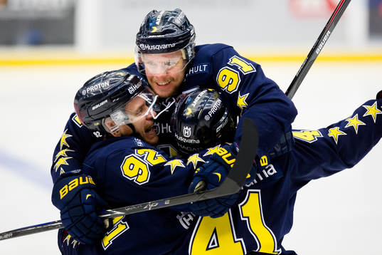 s Teemu Laine, Andreas Jämtin och Chris Campoli jublar