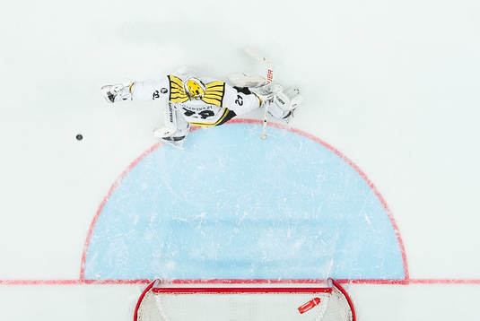Brynäs målvakt Bernhard Starkbaum ser en puckk gå förbi