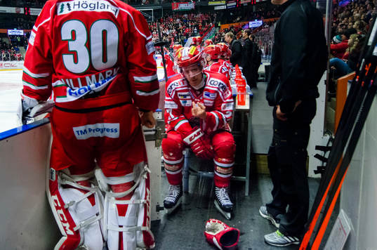 Modos Peter Öberg skadade sig i andra perioden och pekar