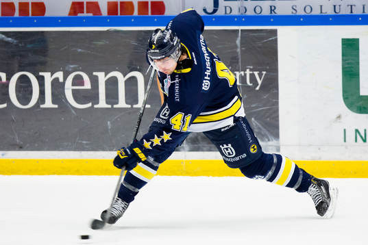 s Chris Campoli skjuter