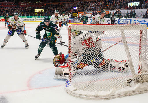 Färjestads Toni Rajala gör mål 5-2 bakom målvakt Linus