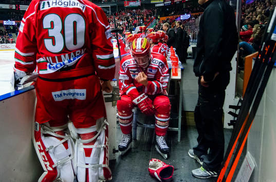 Modos Peter Öberg skadade sig i andra perioden och pekar