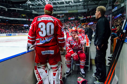 Modos Peter Öberg skadade sig i andra perioden och pekar