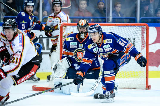 Växjös Eric Martinsson  täcker ett skott