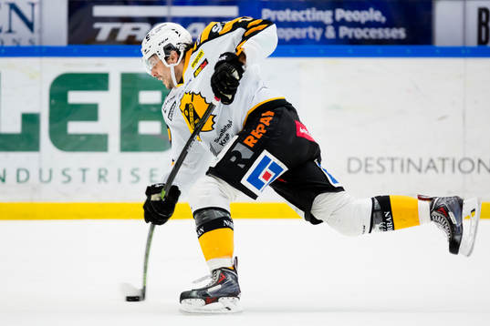 Skellefteås Daniel Widing skjuter