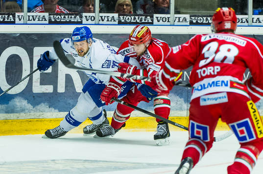 Leksands Viktor Mårtensson håller undan för Modos Oscar