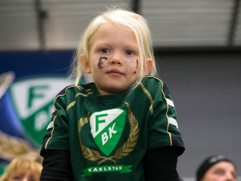 Ung supporter på läktare