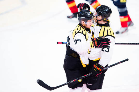 Brynäs Daniel Brodin och Bill Sweatt jublar