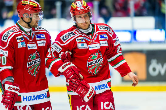 Modos Peter Öberg skadade sig i andra periododen och får