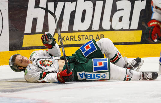 Frölundaspelare visar magen när han ligger på isen