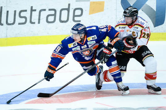 Växjös Rhett Rakhshani i kamp om pucken med Luleås Chris