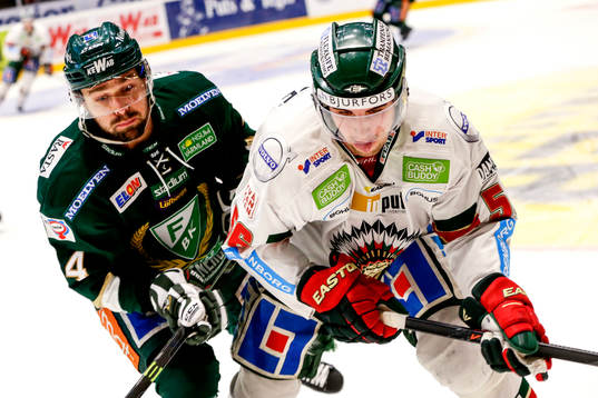 Färjestads Milan Gulas och Frölundas Erik Gustafsson