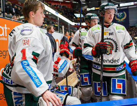 Frölundas målvakt Lars Johansson deppar och  blev utbytt