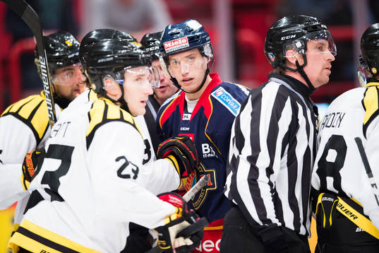 Djurgårdens Robin Alvarez hamnar i en Brynäsklunga