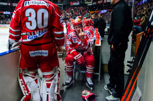 Modos Peter Öberg skadade sig i andra perioden och pekar