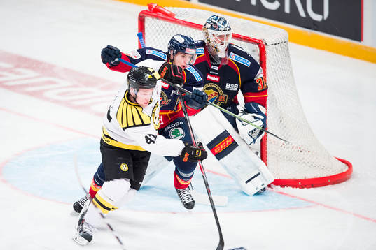 Djurgårdens Philip Holm och Brynäs Greg Scott framför