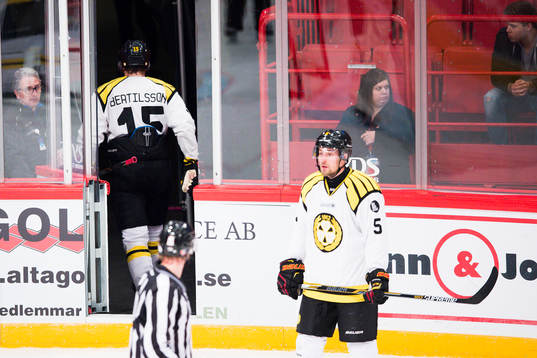 Brynäs Simon Bertilsson går av isen