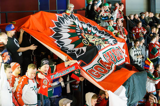 Frölundas supporters med Frölundas flagga jublar