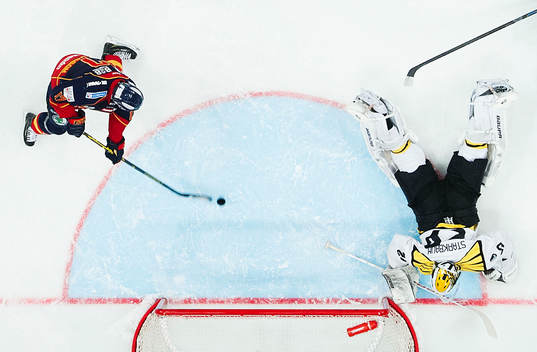 Djurgårdens Henrik Eriksson gör 1-0 bakom Brynäs