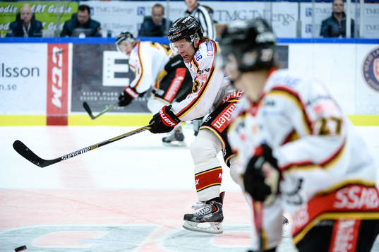 Luleås Jonathan Granström med pucken