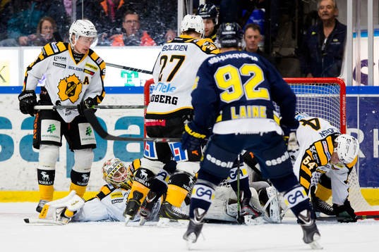 ´Skellefteås Adam Pettersson, målvakt Markus Svensson,