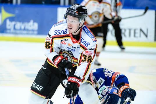 Luleås Lars Bryggman åker förbi Växjös Nick Johnson
