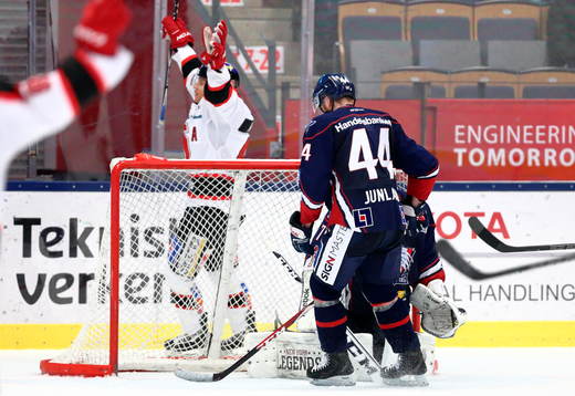 Örebros Brian Willsie jublar och Linköpings Jonas Junland