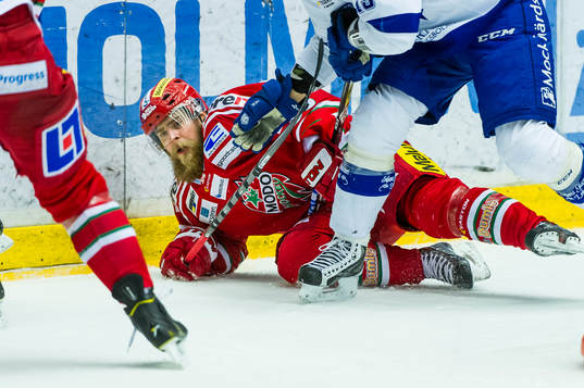 Modos Nichlas Torp tacklas