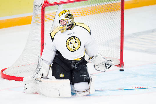 En puck går förbi Brynäs målvakt Bernhard Starkbaum