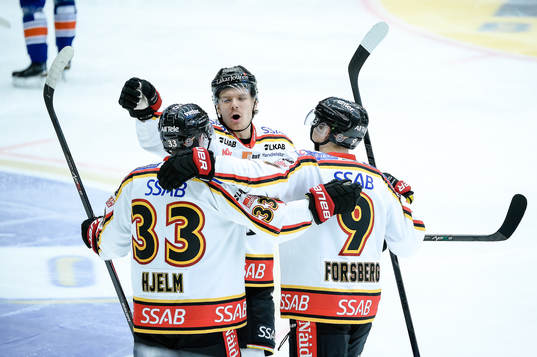 Luleås Andreas Hjelm har gjort 2-0 till Luleå och jublar