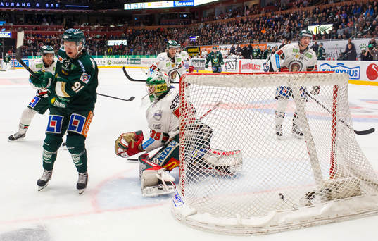Färjestads Toni Rajala gör mål 5-2 bakom målvakt Linus