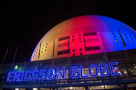 Globen upplyst i Djurgårdens färger