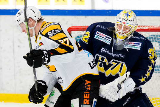 s målvakt Gustaf Wesslau som får pucken i masken