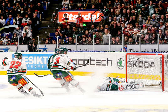 Färjestads Milan Gulas gör 3-0 bakom Frölundas målvakt
