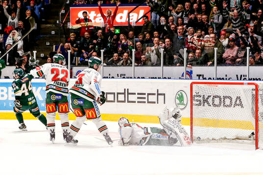 Färjestads Milan Gulas gör 3-0 bakom Frölundas målvakt