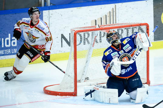 Växjös målvakt Cristopher Nihlstorp gör en räddning