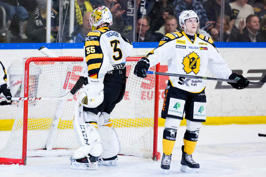 Skellefteås målvakt Markus Svensson deppar med lagkamrat