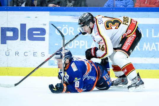 Niklas Fogström trycker ner Växjös Ville Varakas