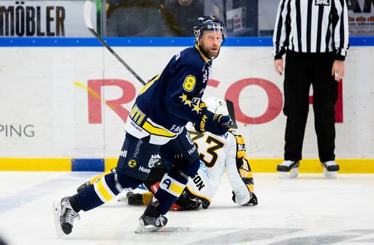 s Jere Karalahti har tacklat omkull Skellefteås Sebastian