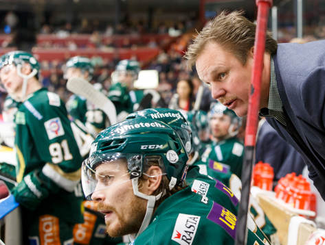 Färjestads ass.tränare Leif Carlsson pratar med Anssi