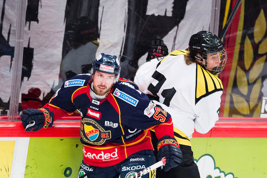 Djurgårdens Mikael Ahlén och Brynäs Lucas Carlsson